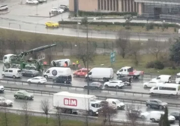 TEM'i kilitleyen kaza! Araç takla atarak bariyerleri aştı
