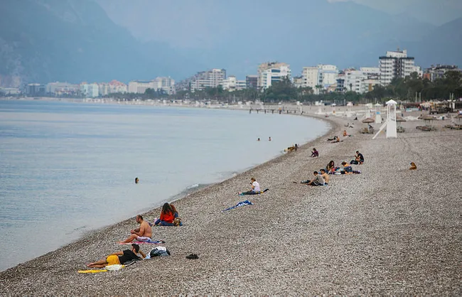 Antalya’da yasak kalktı, vatandaşlar sahillere akın etti