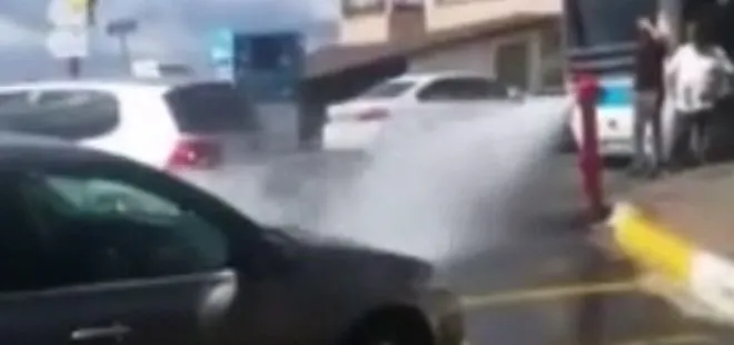 İstanbul’da sürücüler patlayan su borusunu fırsata çevirdiler