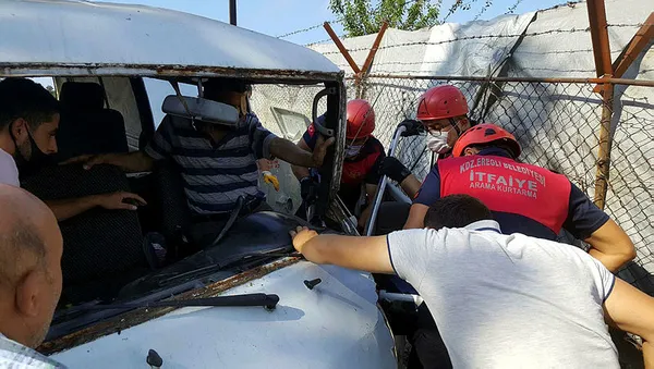 Freni boşalan minibüs elektrik direğine çarptı: 2 yaralı - 1