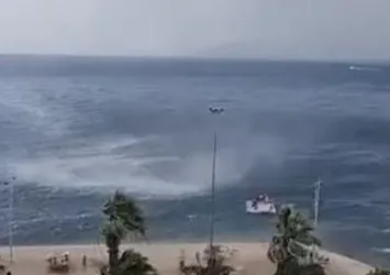 İzmir'de hortum paniği! Sahildeki korku dolu anlar kameraya yansıdı...