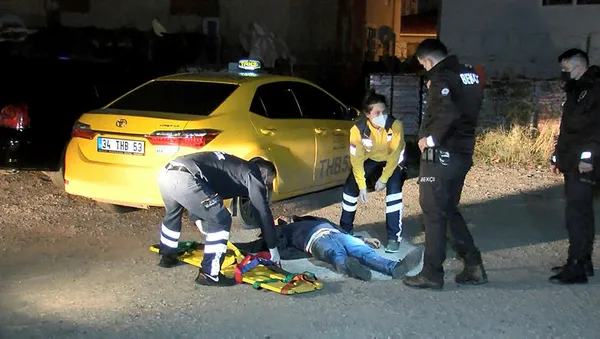 kilicla-taksi-duraginda-dehset-sacan-alkollu-saldirgan-yaralandi-1609038109554.jpg Son dakika: İstanbul'da alkollü saldırgan kılıçla taksi durağına saldırdı - 4