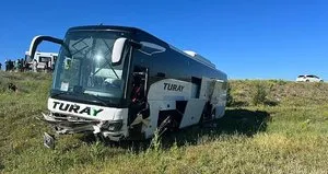 Yolcu otobüsü yoldan çıktı tarlaya uçtu