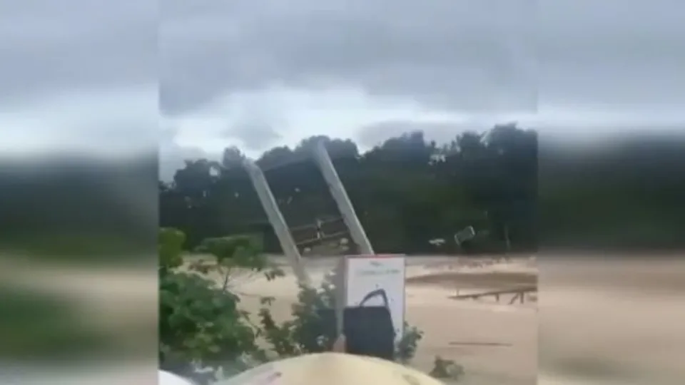 Vietnam’da sel suyu köprüyü yuttu