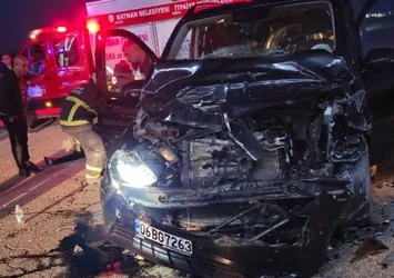 Otomobil ile kamyonet çarpıştı: 5 yaralı