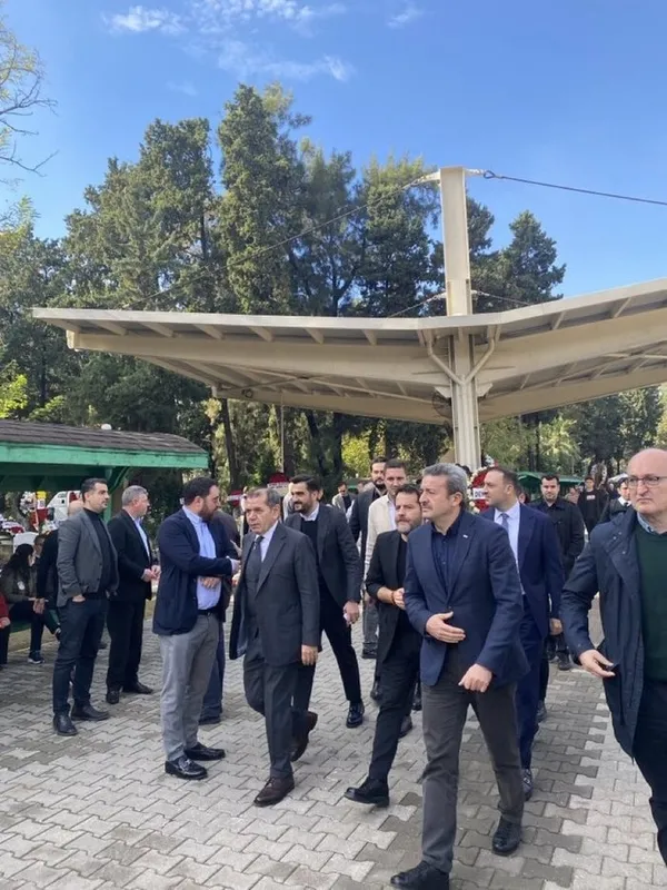 fatih-terimin-aci-gunu-annesi-nuriye-terim-son-yolculuguna-ugurlandi-1669459926085.jpg Fatih Terim'in acı günü! Annesi Nuriye Terim son yolculuğuna uğurlandı - 3