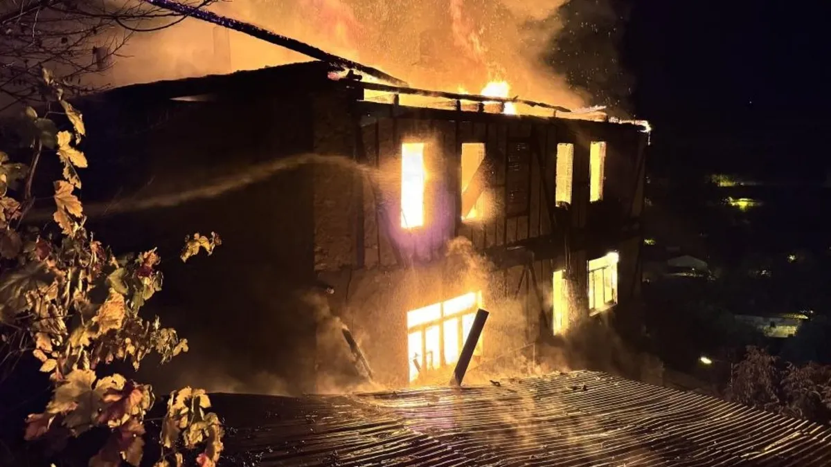 Safranbolu'da 2 katlı ahşap evde korkutan yangın!