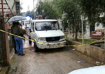 Kamyonetin altında erkek cesedi bulundu