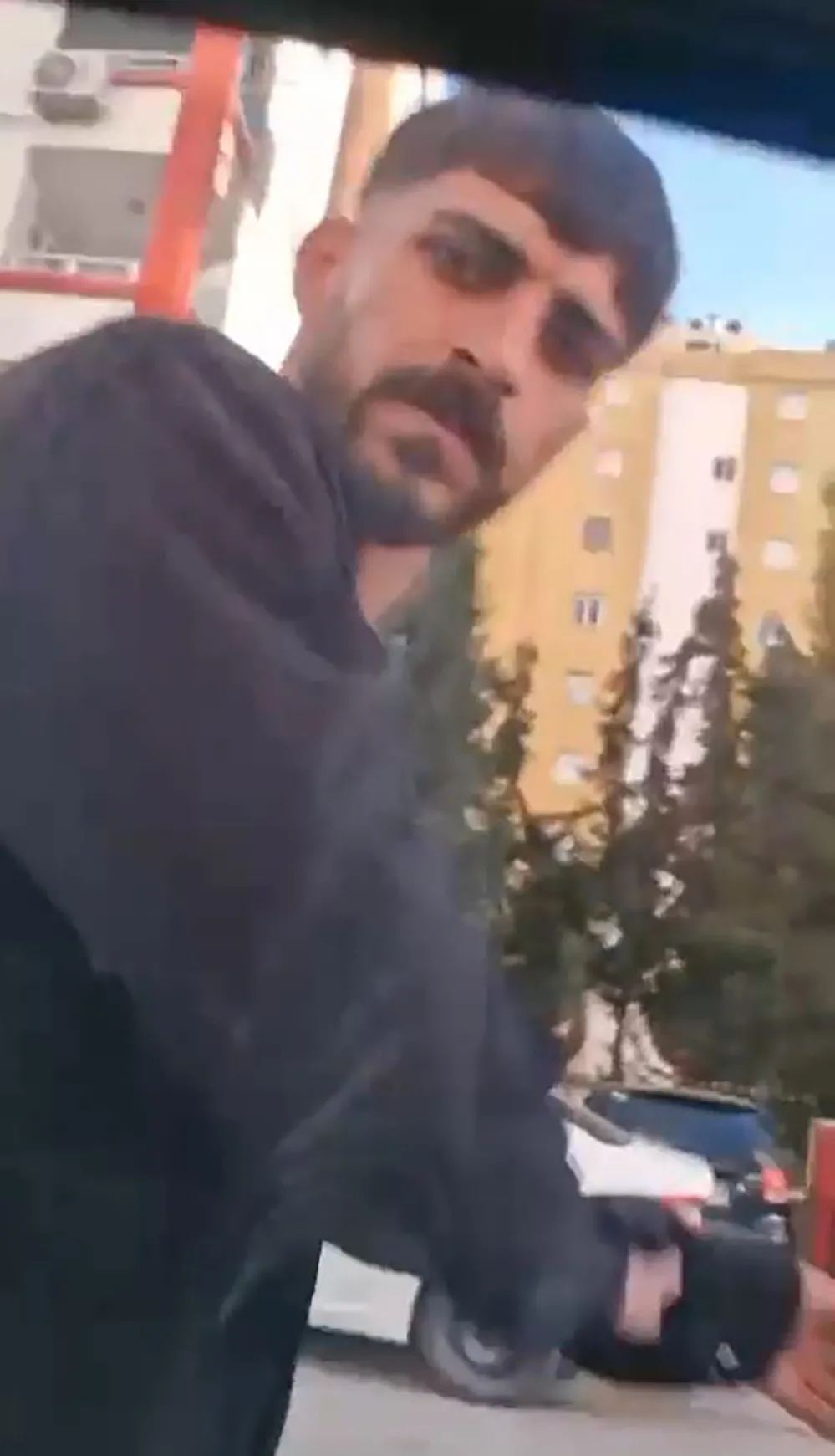 Trafikte sürücünün önünü kesip camını yumruklayan sürücüye 370 bin lira para cezası