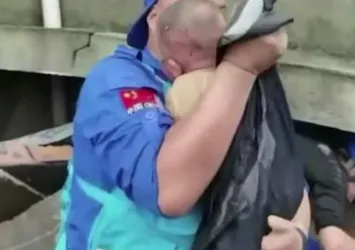 Selde yıkılan evin altında kalmıştı! 24 saat sonra sağ olarak kurtarıldı