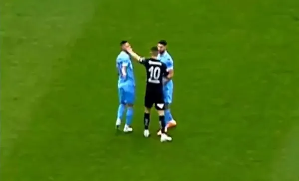 trabzonspor-adana-demirspor-macinda-belhandadan-olay-hareket-erman-toroglundan-flas-sozler-1678633181884.jpeg Trabzonspor - Adana Demirspor maçında Belhanda'dan olay hareket! Erman Toroğlu'ndan flaş sözler - 2