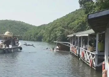 Şile'de çardak çöktü! Vatandaşlar göle düştü