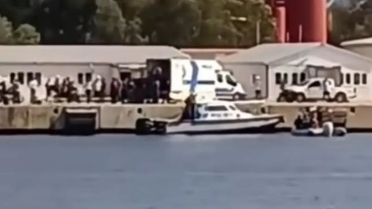 İzmir'de denize düşen otomobilin sürücüsü hastanede hayatını kaybetti