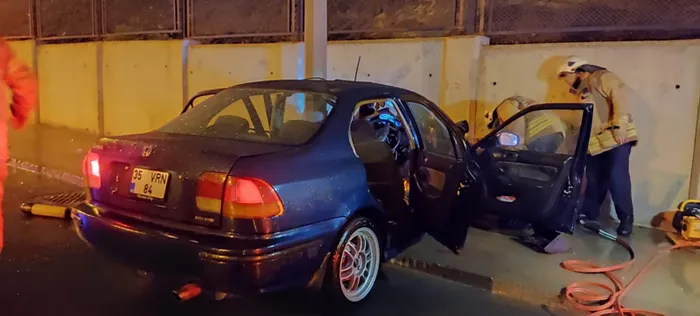 Esenler'de otomobil aydınlatma direğine çarptı: 3 yaralı - 1