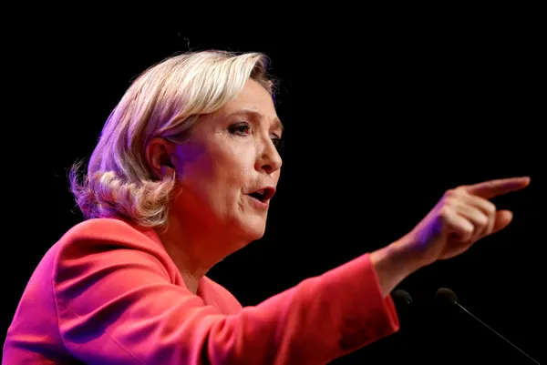 Fransa'da hedef başörtüsü! Marine Le Pen'den hadsiz sözler: Yasaklayacağım - 2