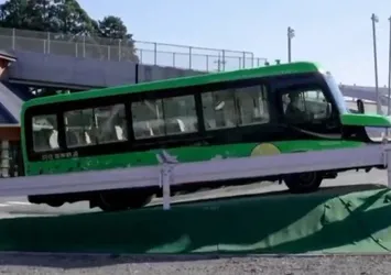 Asfaltta otobüs, rayda tren!