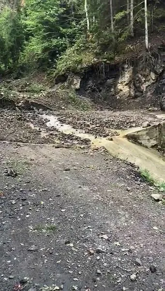 artvinde-heyelan-yollari-kapatti-11-koye-ulasim-yollari-kapandi-1628946221742.jpg Artvin’de heyelan yolları kapattı! 11 köye ulaşım yolları kapandı - 2