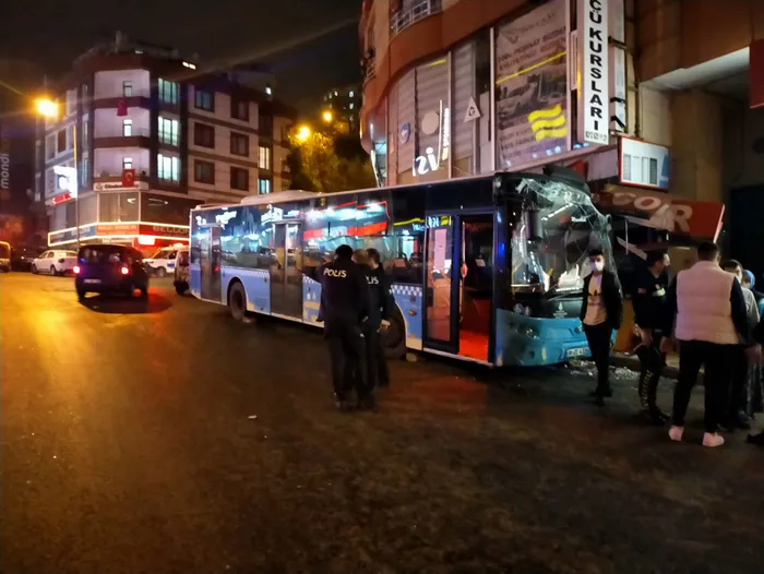 Eyüpsultan'da İETT otobüsü önce iş yerine sonra otomobile çarptı! Kaza anı kamerada - 2