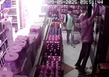 Market sahibini oyalayıp, içki çaldılar