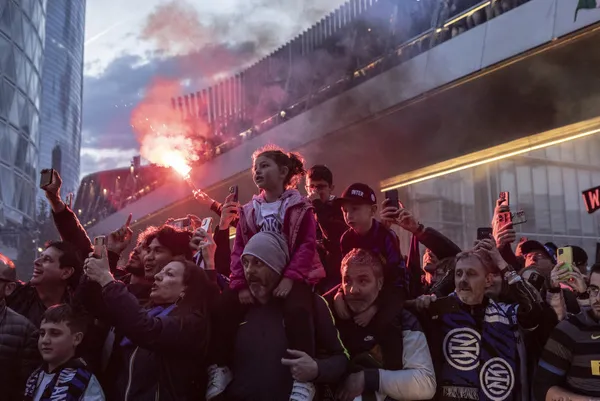 İtalya Serie A’yı kazanan Inter taraftarıyla şampiyonluk turu attı