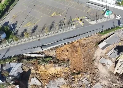 İstinat duvarının yıkılması sonucu yol çöktü