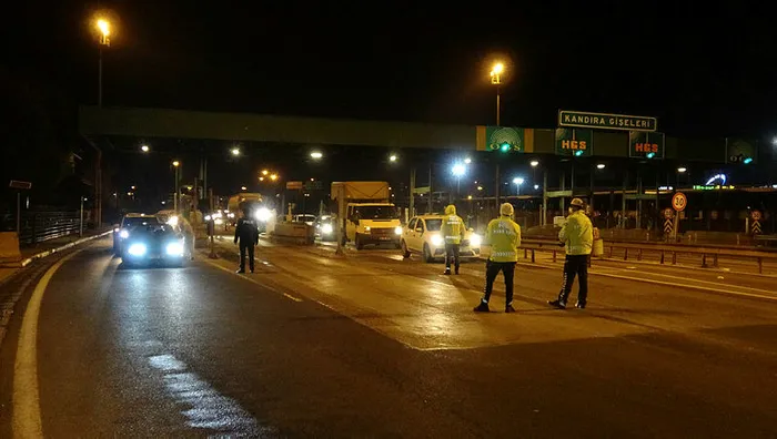 30 büyükşehir ve Zonguldak'a araç giriş çıkış yasağı başladı - 3