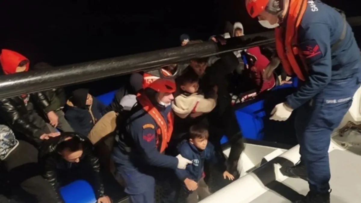 Lastik botta yaşam savaşı: 43 kaçak göçmen batmaktan son anda kurtarıldı