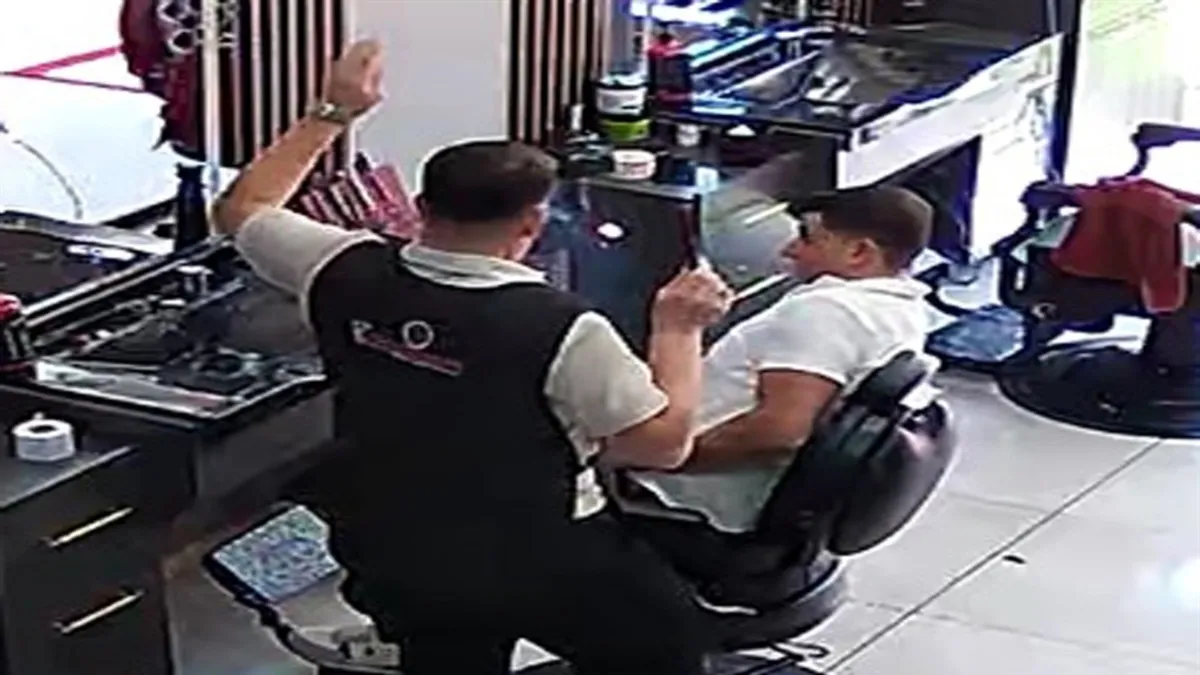 Berberdeki fön makinesi bomba gibi patladı! Korku dolu anlar kamerada