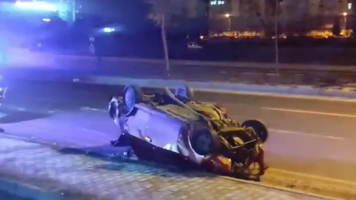 Eskişehir'de otomobiller çarpıştı alkol şişeleri ortalığa saçıldı