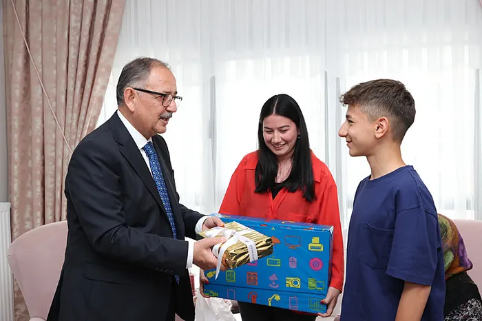 Bakan Özhaseki Malatya’da depremzede aileyi yeni evinde ziyaret etti! Allah razı olsun! Canla başla çalışıyorsunuz