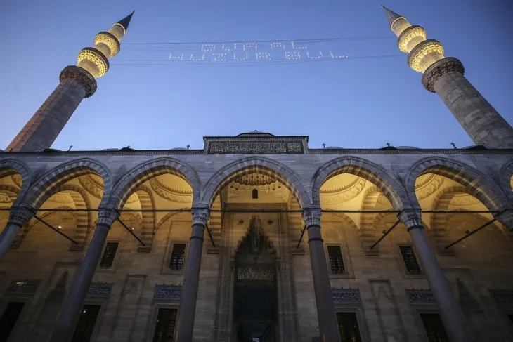 Türkiye'de bayram sabahı! Camiler bayram namazında boş kaldı...