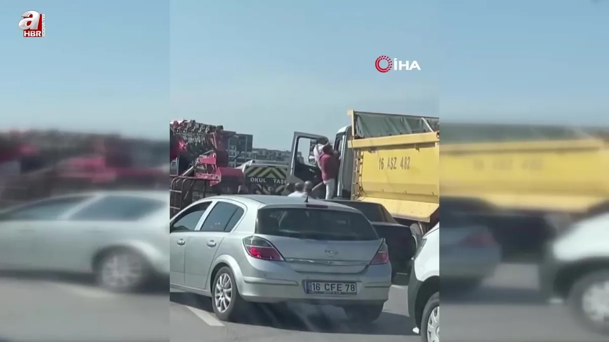 Kamyon tepesinde "yol verme" kavgası kamerada