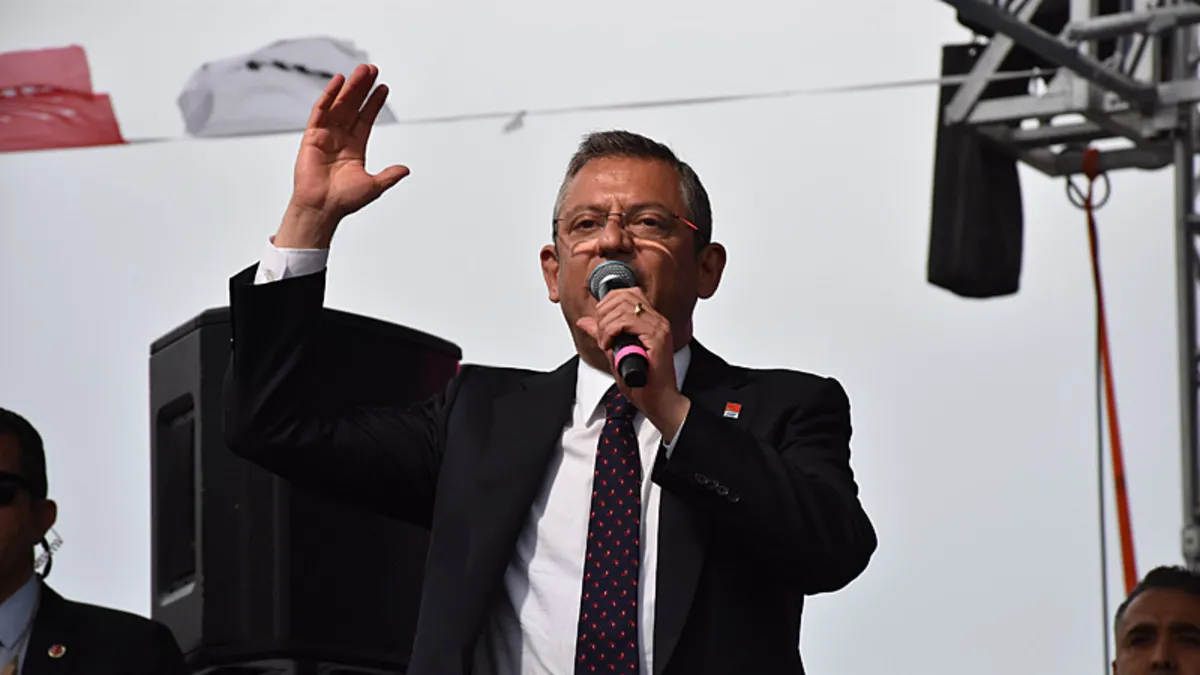 Şehit aileleri Özgür Özel'e tepkili! Zibidi çıkışı sonrası isyan ettiler: Terör seviciliğini apaçık ortaya koydu