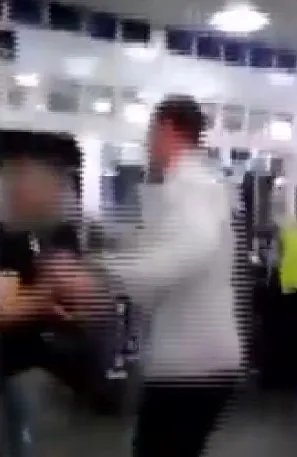 İngiltere’de "corona virüs" kavgası kameraya yansıdı! Sert yumrukla bayılarak kanlar içinde yerde kaldı