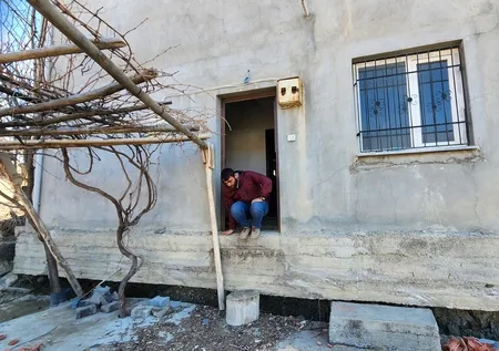 Fay kırığı evin yerini değiştirdi! Yerden yükselen ev 2 metre kaydı