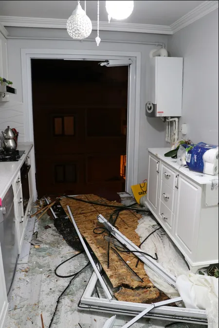 cekmekoyde-ucan-cati-evin-icine-girdi-1578344028775.jpg Çekmeköy'de uçan çatı evin içine girdi - 2