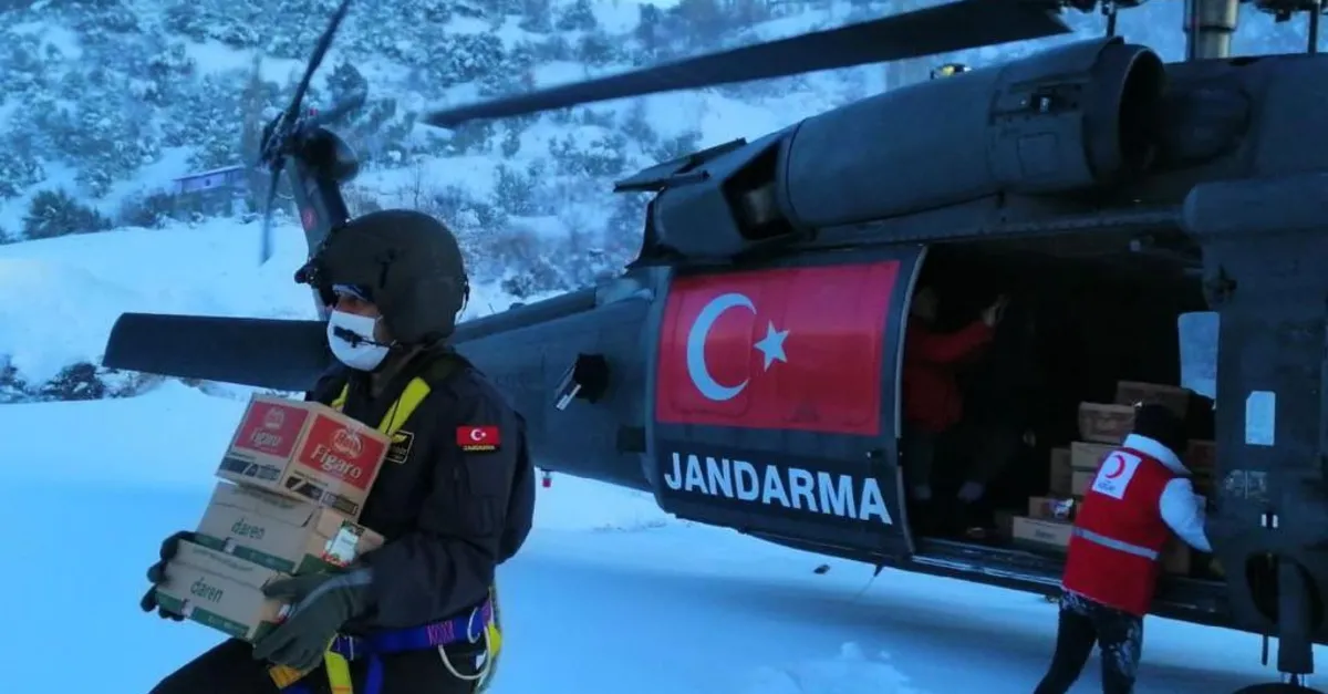 Devlet milletin yanında! TAG Otoyolu'nda vatandaşın yardımına Jandarma ve Gaziantep Valiliği yetişti