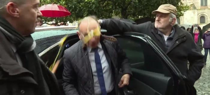 u1o7rx-d8l7jqor-1647123185641.jpg Fransa'da cumhurbaşkanı adayı Eric Zemmour yumurtalı saldırıya uğradı - 2