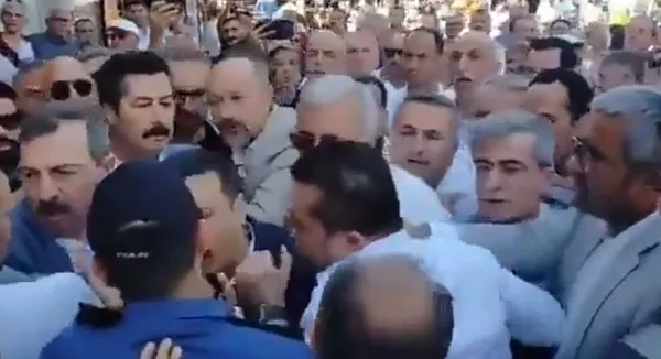 1689703609505.jpg İYİ Partili vekillerden AK Parti İl Başkanlığı'na saldırı! Polisleri de hedef aldılar - 1