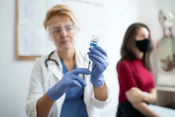 Son dakika: Sağlık Bakanlığı koronavirüs rehberini güncelledi! İki aşısı olanlar temaslı olsa da karantinaya girmeyecek - 5