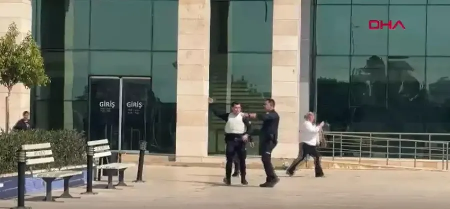 Antalya'da Kepez Kaymakamlığı binasında silah sesleri - 1