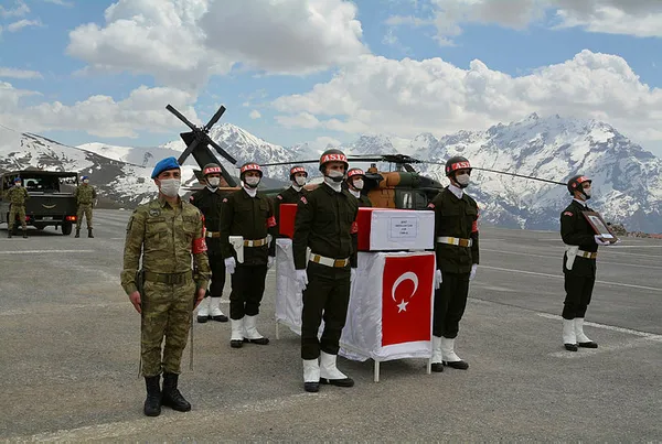 Son dakika: Hakkari'de nöbet tuttuğu sırada rahatsızlanarak şehit olan asker törenle memleketine uğurlandı - 1