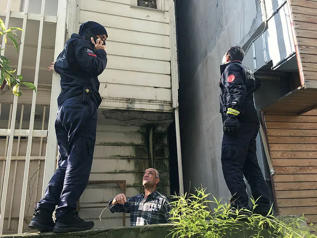 İstanbul’da kargayı boynundan iple astılar! Sosyal medyada tepki yağıyor - 1