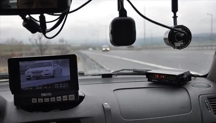 Sürücülerin korkusu 'radar aracı' hakkında doğru bilinen yanlışlar: CD asmak, plaka saç spreyi, fren yapmak... - 1