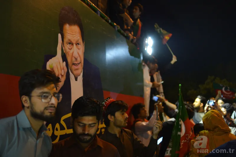 Imran Khan'ın destekçileri Pakistan'da sokağa döküldü! Muhalefete "ABD'nin hainleri" tepkisi 1