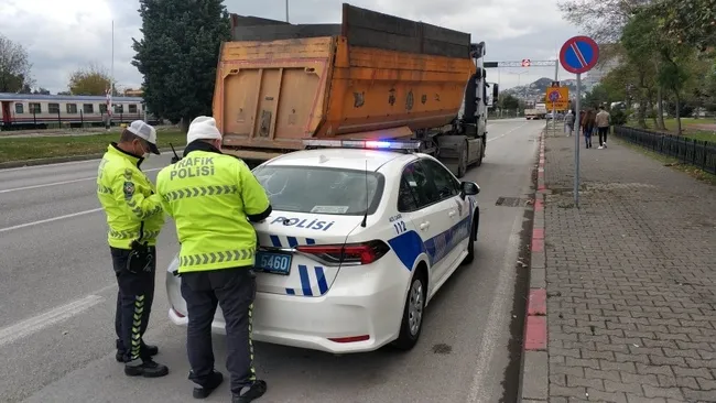 TIR'ı polisin üzerine sürdü! Samsun'da hareketli dakikalar - 3