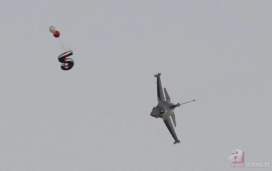 SOLOTÜRK'ten Büyük Zafer'de nefes kesen saygı uçuşu! Vatandaşlar hayranlıkla izledi 5