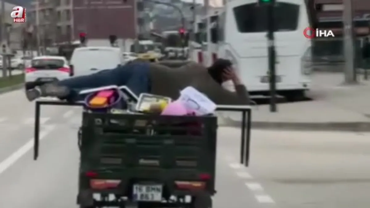 Bursa'da motosikletin arkasında yatarak tehlikeli yolculuk