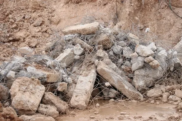 HDP’li vekillerin toplu mezar dedikleri yerde hurda çıkarma işi çıktı!