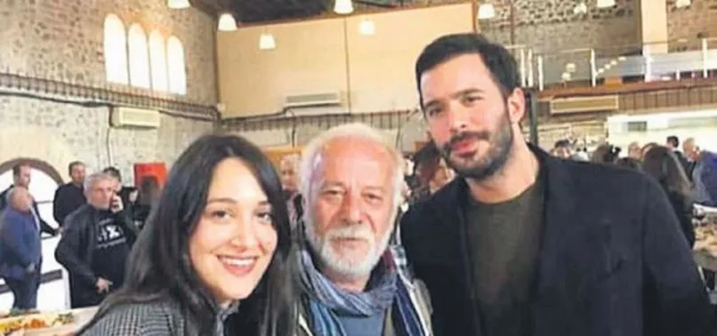 Oyuncu Barış Arduç aşkı Gupse Özay'ın babası Senih Özay'ın imza törenine katıldı